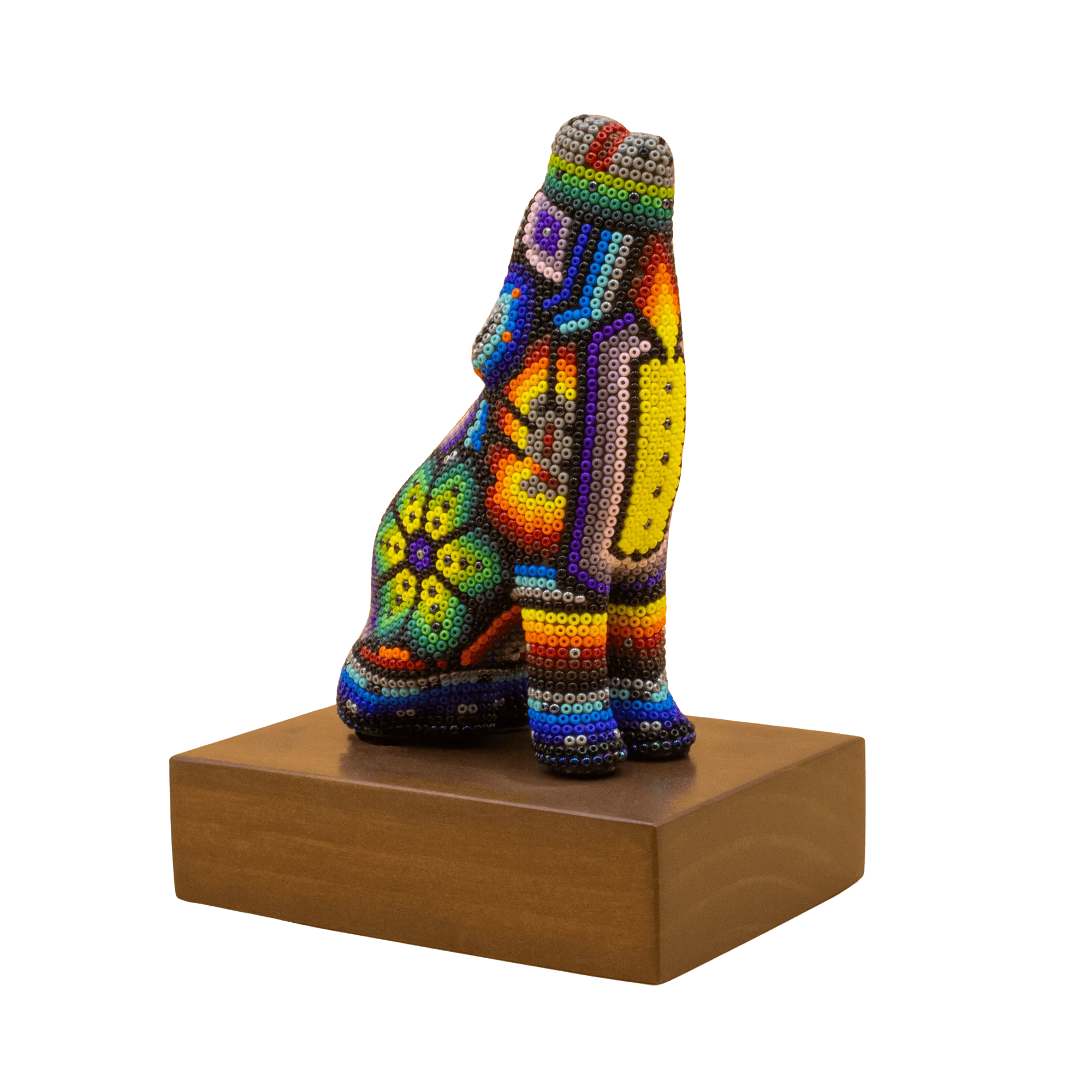 Escultura de Reconocimiento de lobo con arte huicchol colorido