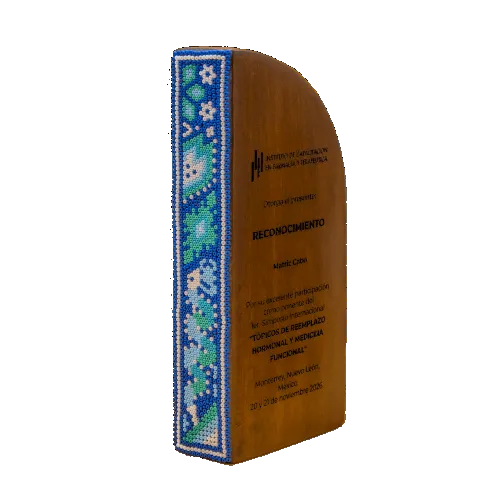 Escultura de Reconocimiento media ala con arte huichol personalizado