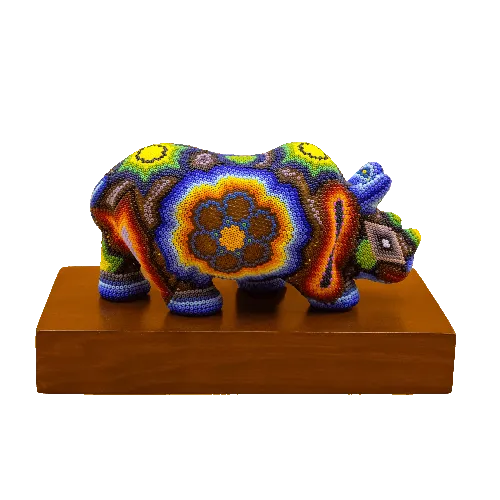 Escultura de Reconocimiento con arte huichol rinoceronte colorido
