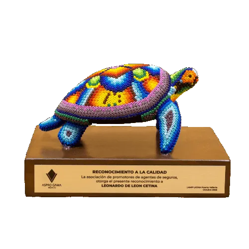 Escultura de Tortuga marina con arte huichol colorida