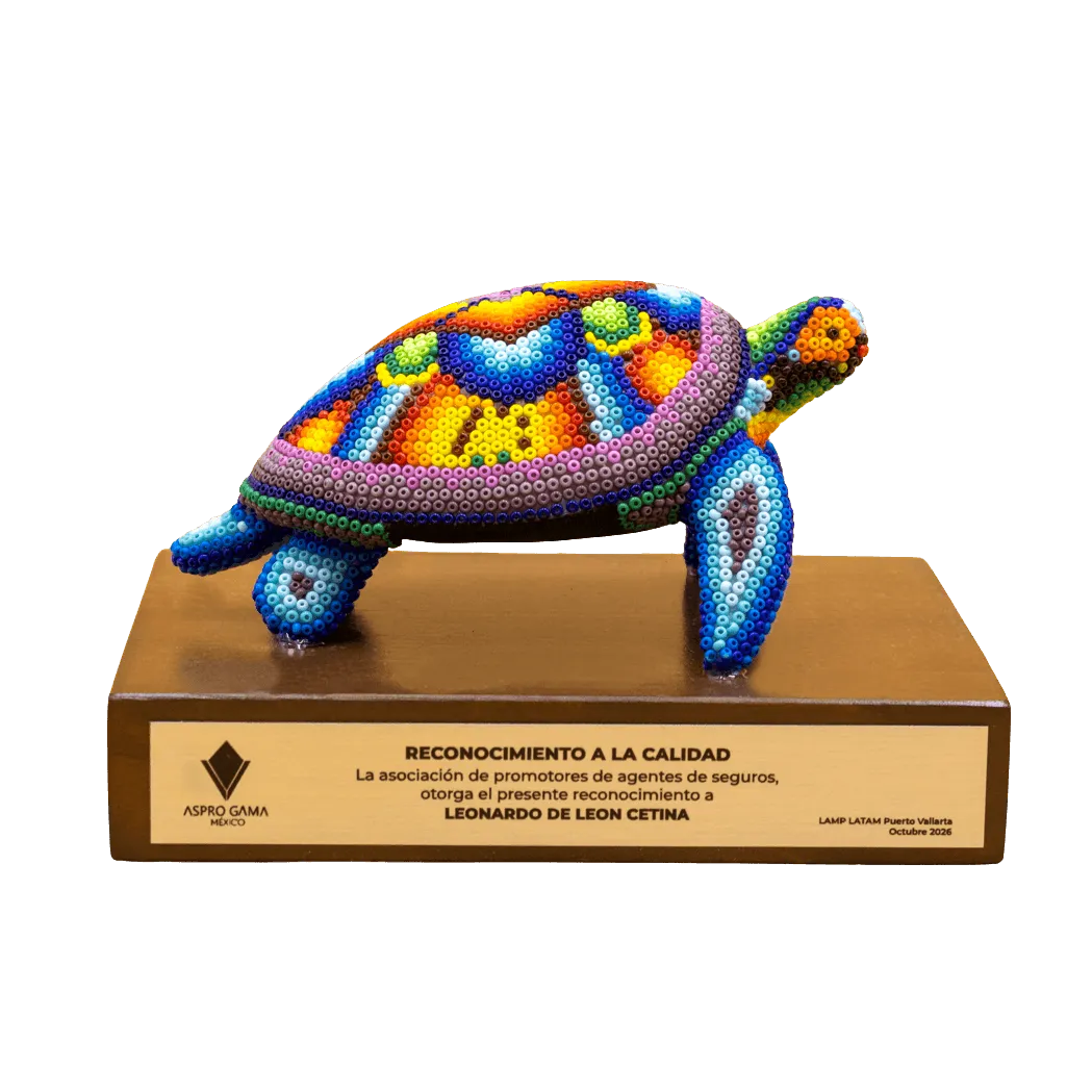 Escultura de Tortuga marina con arte huichol colorida