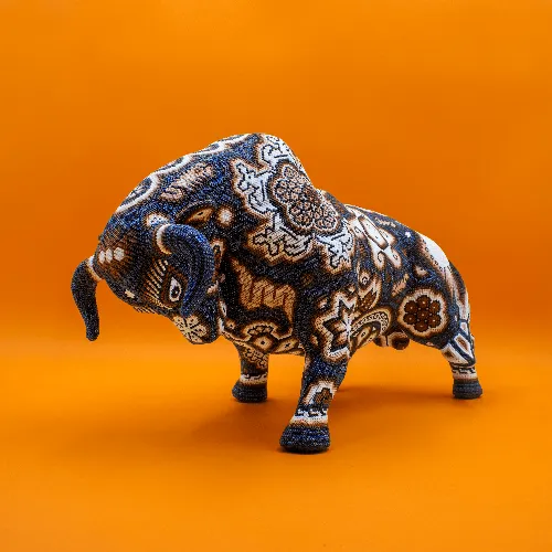 Escultura de Toro arte huichol embistiendo tierra huichol grande