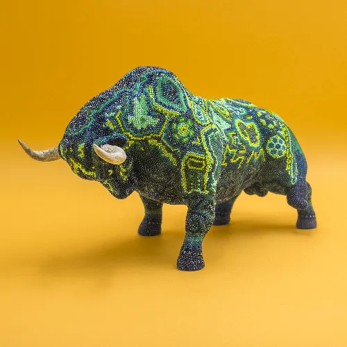 Figura de toro arte huichol embistiendo verde