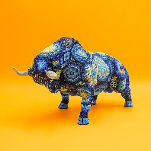 Escultura de Toro arte huichol embistiendo azul