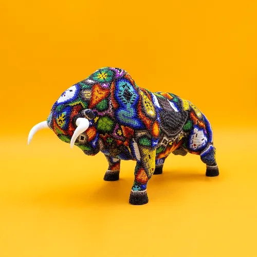 Escultura de Toro embistiendo arte huichol colorido 791
