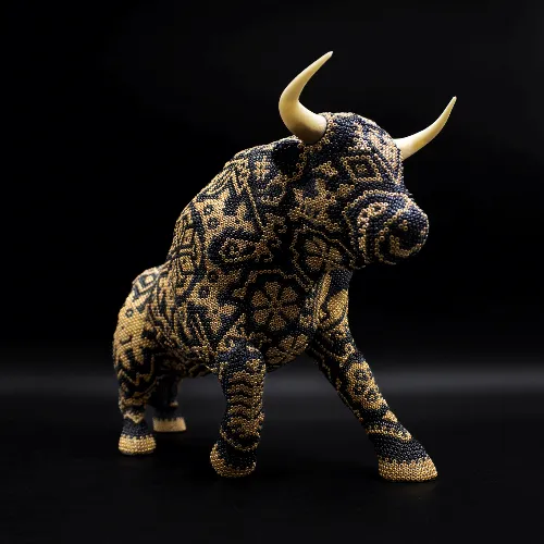 Figura de toro pose arte huichol a