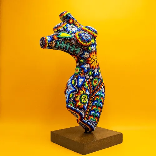 Figura de torso de mujer arte huichol chico d