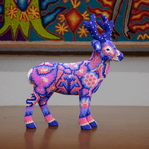 Figura de venado huichol color azul con rosa maiz