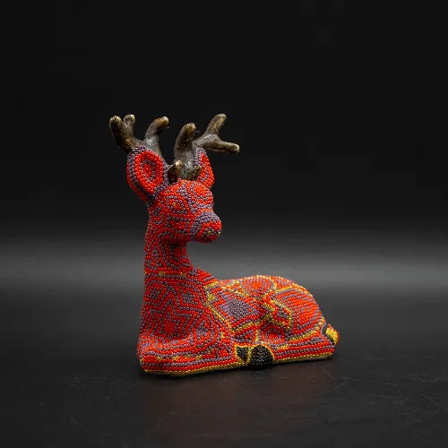 Figura de venado arte huichol rojo