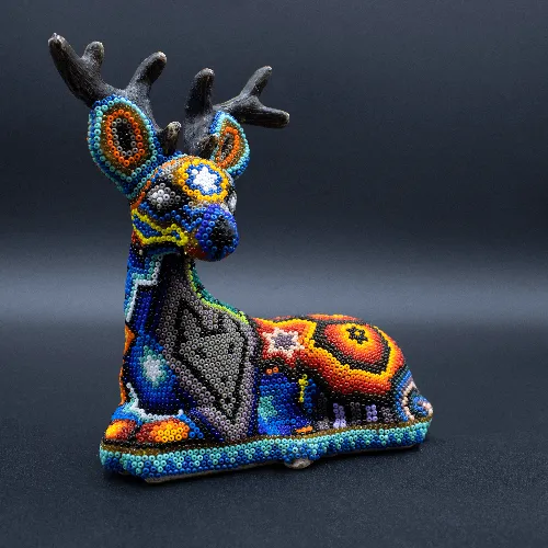 Figura de venado obra de arte huichol azul cielo 344