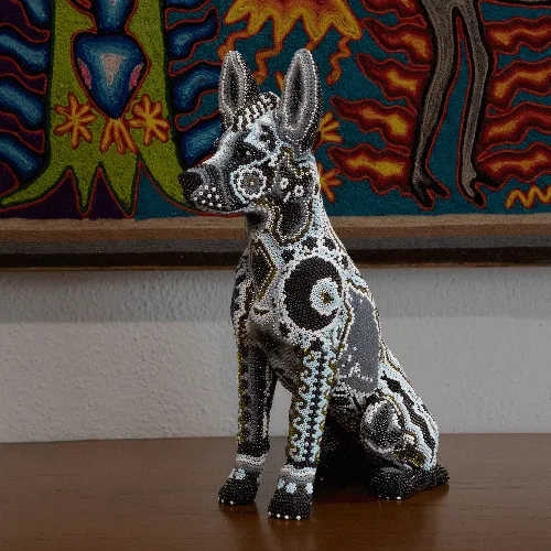 Figura de xoloitzcuintle arte huichol