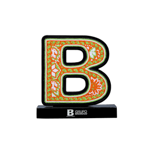 Trofeo en forma de B enchaquirada sobre una base de madera en color negro