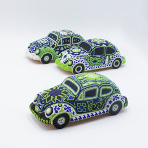 Escultura de volkswagen "vocho" enchaquirados de color azul y verde