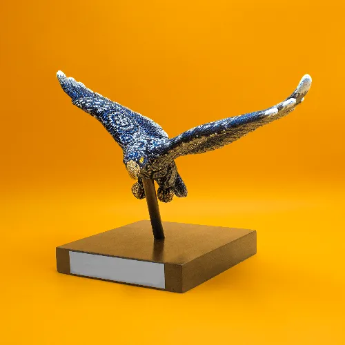 Figura de aguila arte huichol negra