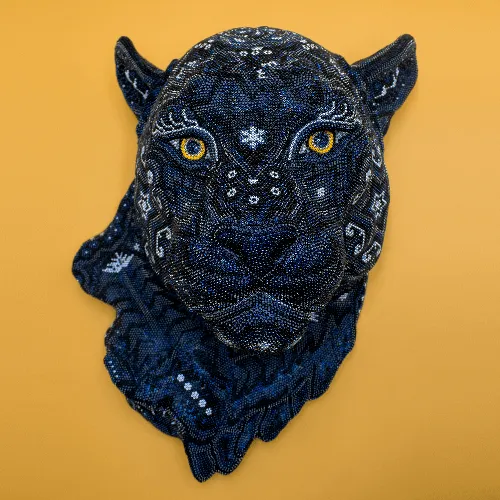 Figura de cabeza de puma arte huichol negro