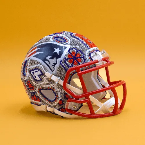 Figura de casco american futbol arte huichol patriots b