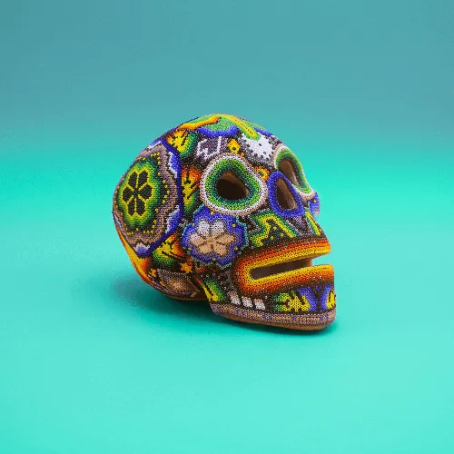 Figura de craneo con arte huichol colorido 535