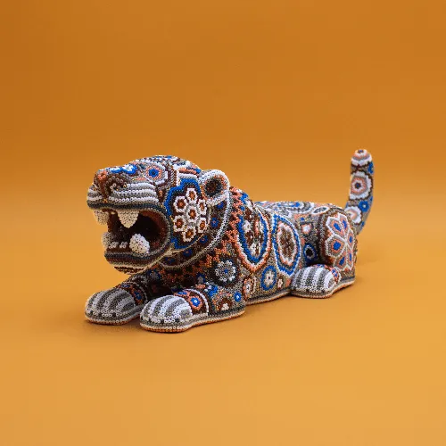 Figura de jaguar arte huichol maya