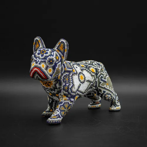 Figura de perro pug arte huichol blanco gris