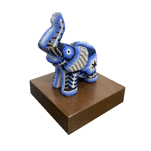 Figura de reconocimiento de arte huichol elefante en base