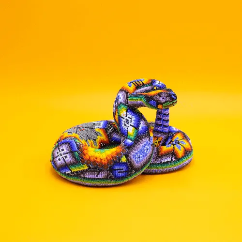 Figura de serpiente cascabel arte huichol rosa a