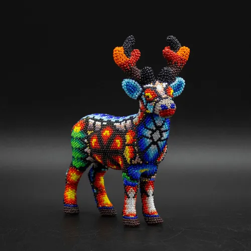Figura de venado huichol colorido
